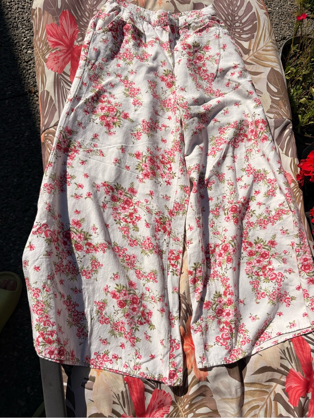 Midnight sky Women’s Floral Wide Cropped Pants White with Pink Roses